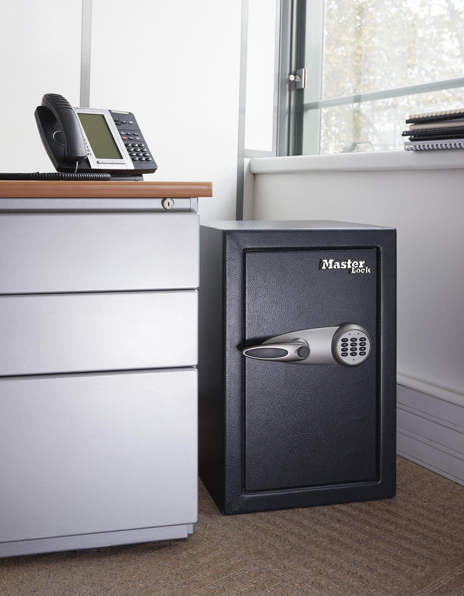 Купить MASTER LOCK Groer digitaler Sicherheitssafe - Frei stehend sicher - Schwarz - Code - Elektronisch - Schlüssel - 61,7 l - Stahl - 2 Regale (T6-331ML) в магазине wardena.ru