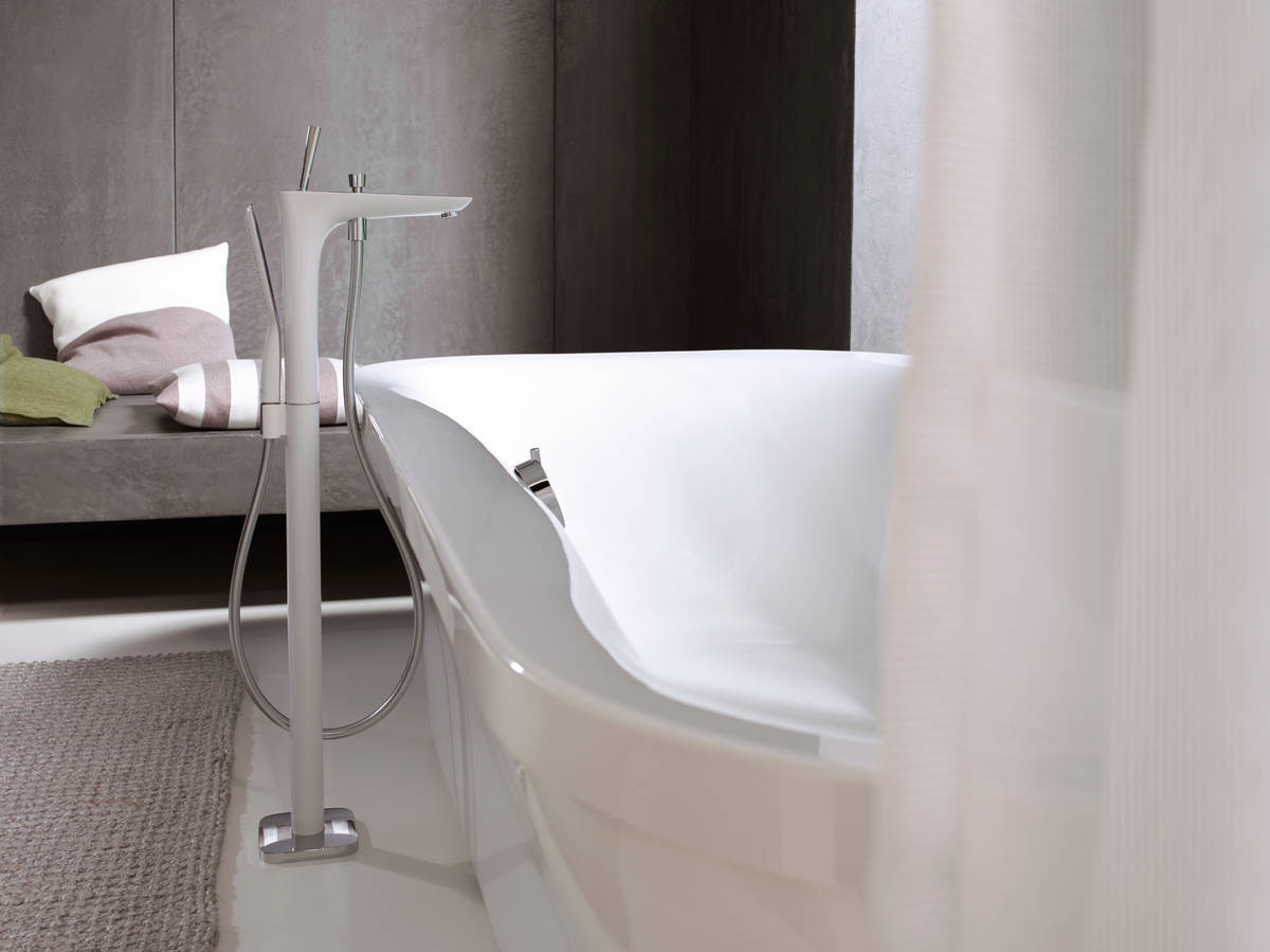 Купить Hansgrohe PuraVida Смеситель для ванны однорычажный напольный 1/2 хром-белый матовый 15473400 в магазине wardena.ru