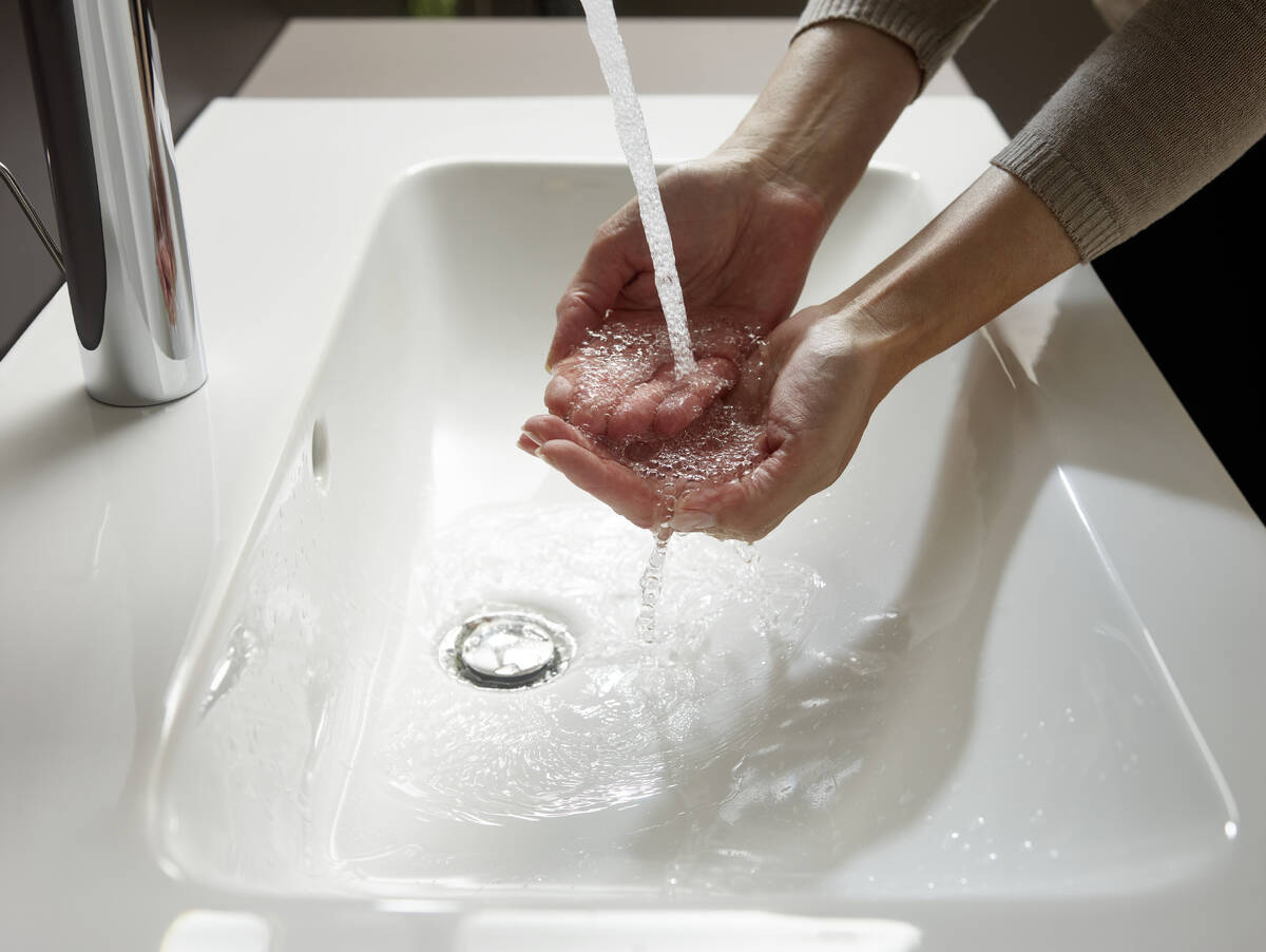 Купить Hansgrohe Vernis Blend Смеситель для раковины однорычажный 70 со сливным гарнитуром хром 71550000 в магазине wardena.ru