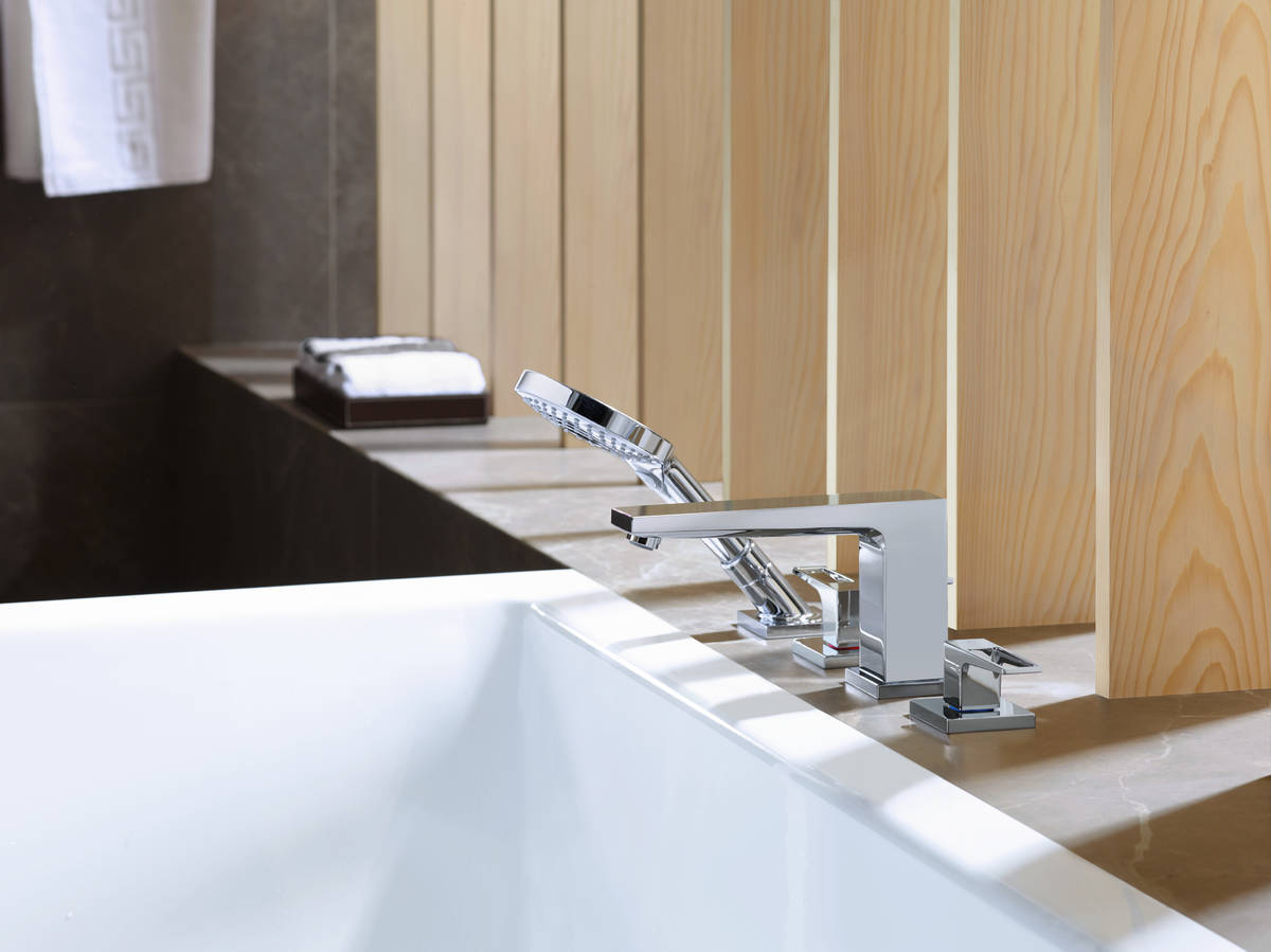 Купить Hansgrohe Metropol Смеситель на край ванны на 4 отверстия с рукояткой-петлей хром 74552000 в магазине wardena.ru