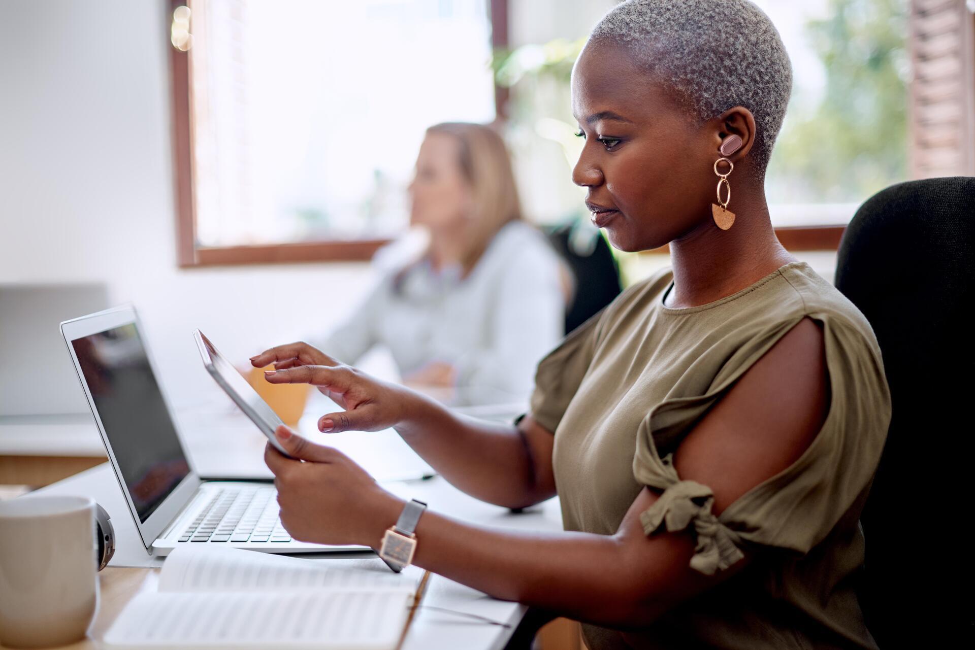 Купить Logitech Zone True Wireless - True Wireless-Kopfhörer mit Mikrofon - im Ohr - Bluetooth - aktive Rauschunterdrückung - rosé (985-001090) в магазине wardena.ru