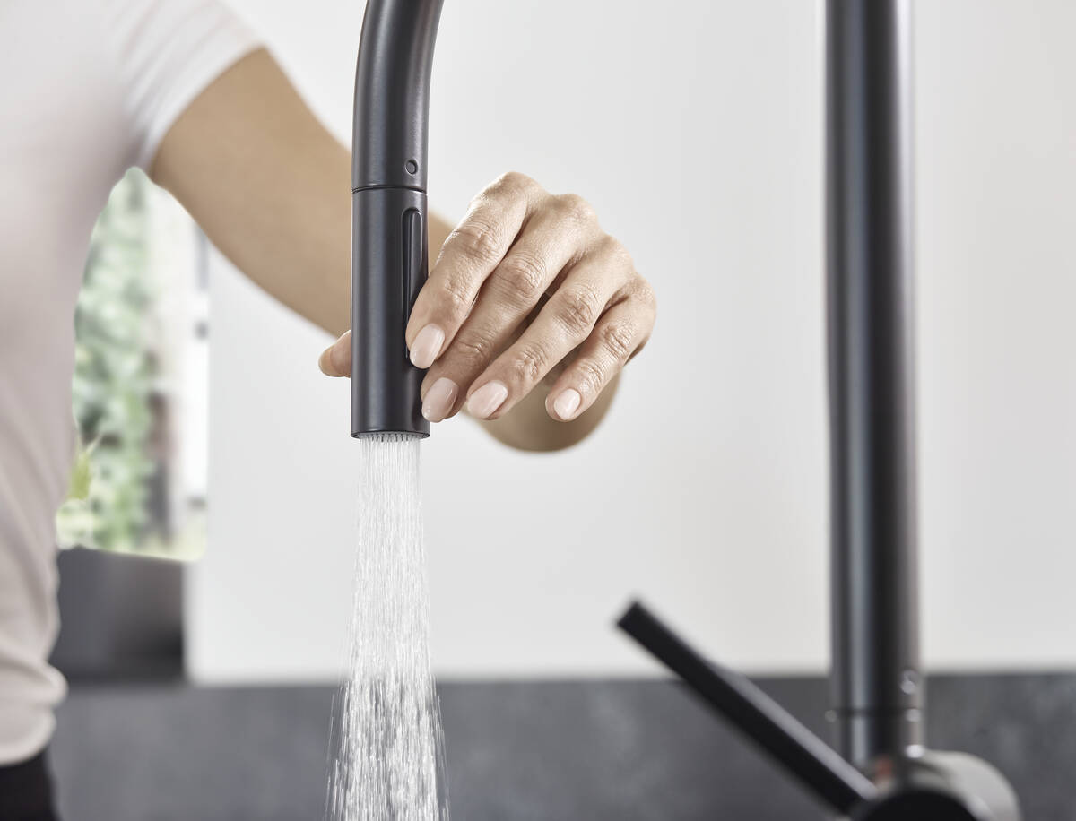 Купить Hansgrohe Talis M54 Кухонный смеситель однорычажный 210 с вытяжным душем 2jet sBox черный матовый 72801670 в магазине wardena.ru
