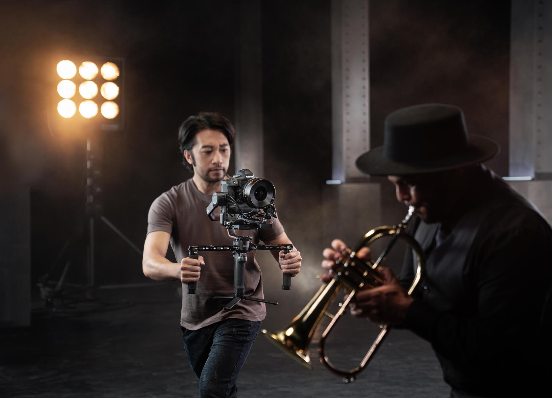 Купить DJI RS 2 - Pro Combo - motorisierter Stabilisator für Mobilgeräte (6941565901569) в магазине wardena.ru