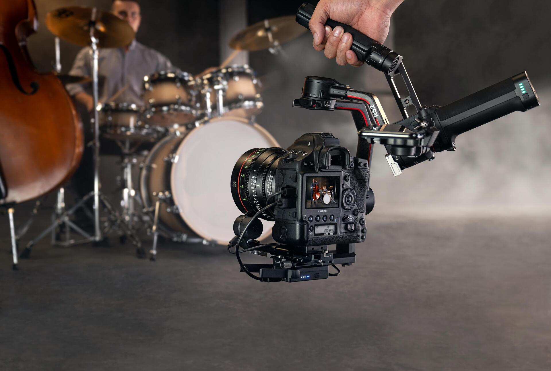 Купить DJI RS 2 - Pro Combo - motorisierter Stabilisator für Mobilgeräte (6941565901569) в магазине wardena.ru