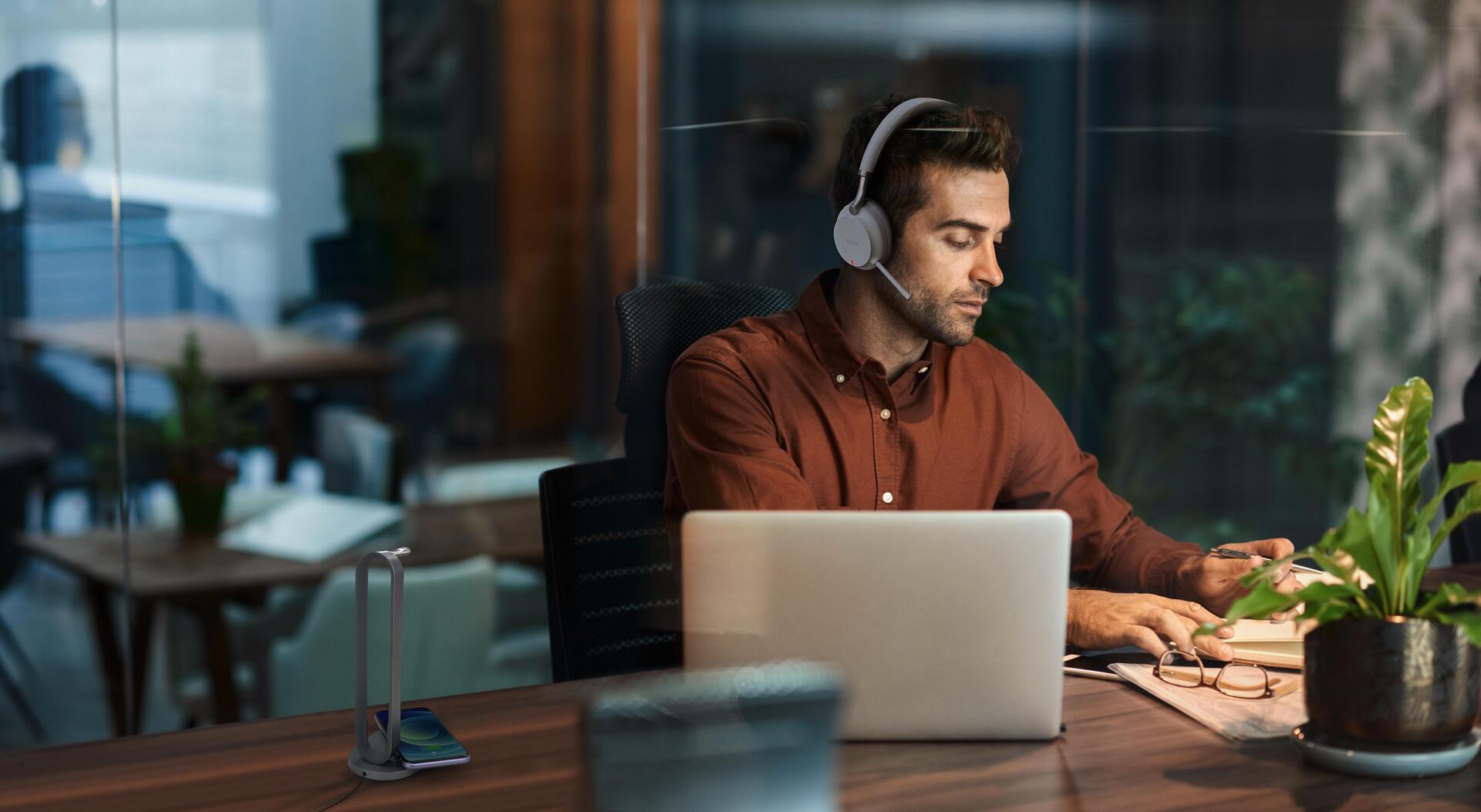 Купить Yealink BH72 Lite - Headset - On-Ear - Bluetooth - kabellos - Adapter USB-A via Bluetooth - Geräuschisolierung - Hellgrau - Zertifiziert für Microsoft Teams (1208602) в магазине wardena.ru