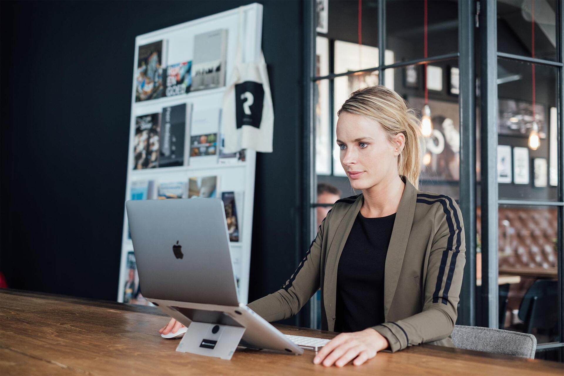 Купить Bakker Elkhuizen ProStand - Notebook-Ständer (BNEUSFMBP1317) в магазине wardena.ru