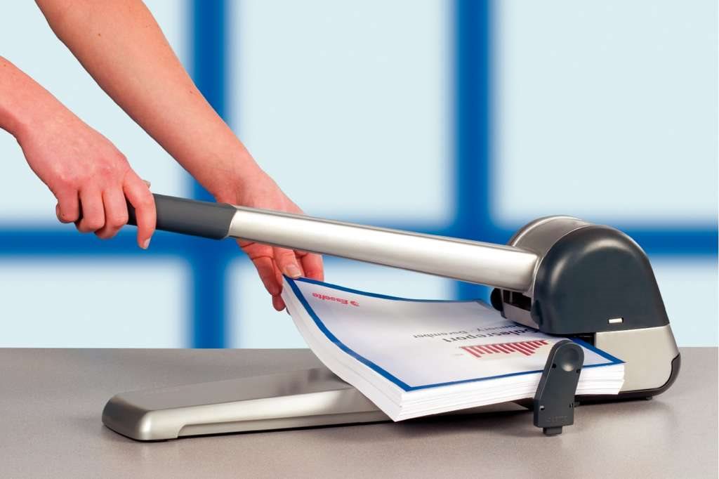 Купить LEITZ Registraturlocher/Superlocher, Stanzleistung:250 Blatt silber, Metall-Anschlagschien bis Format DIN A3, mit Abfall- (5182-00-84) в магазине wardena.ru