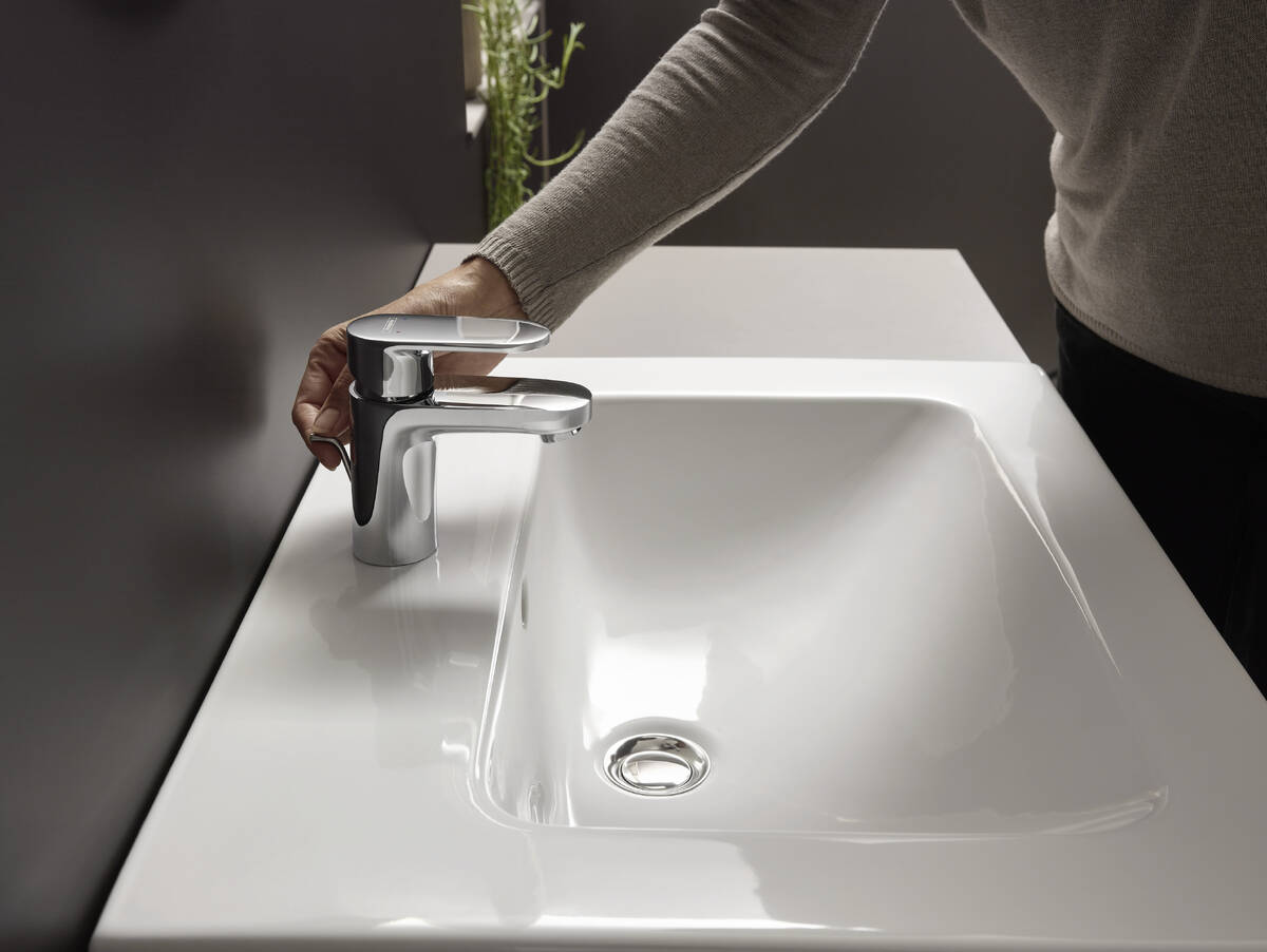 Купить Hansgrohe Vernis Blend Смеситель для раковины однорычажный 70 со сливным гарнитуром хром 71550000 в магазине wardena.ru