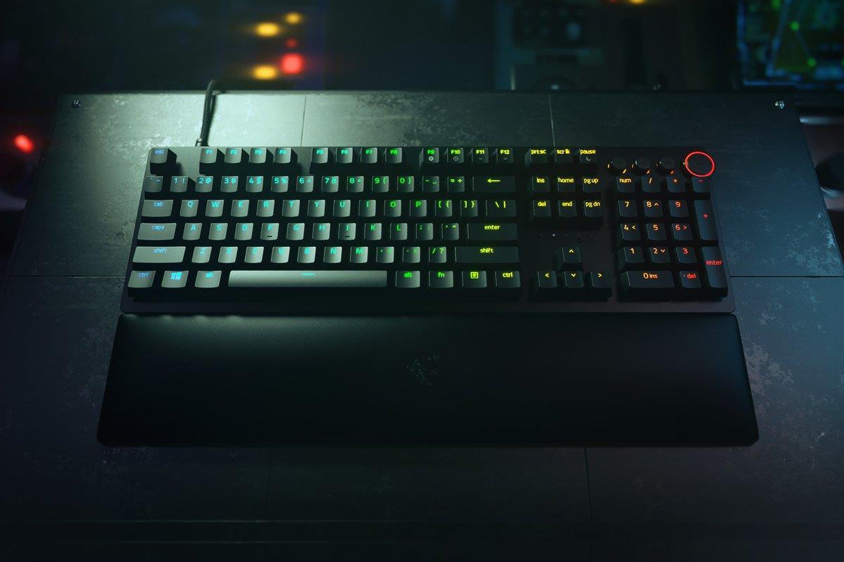 Купить Razer Huntsman V2 - Tastatur - Hintergrundbeleuchtung - USB - QWERTZ - Deutsch - Tastenschalter: Razer Linear Optical Red (RZ03-03932100-R3G1) в магазине wardena.ru