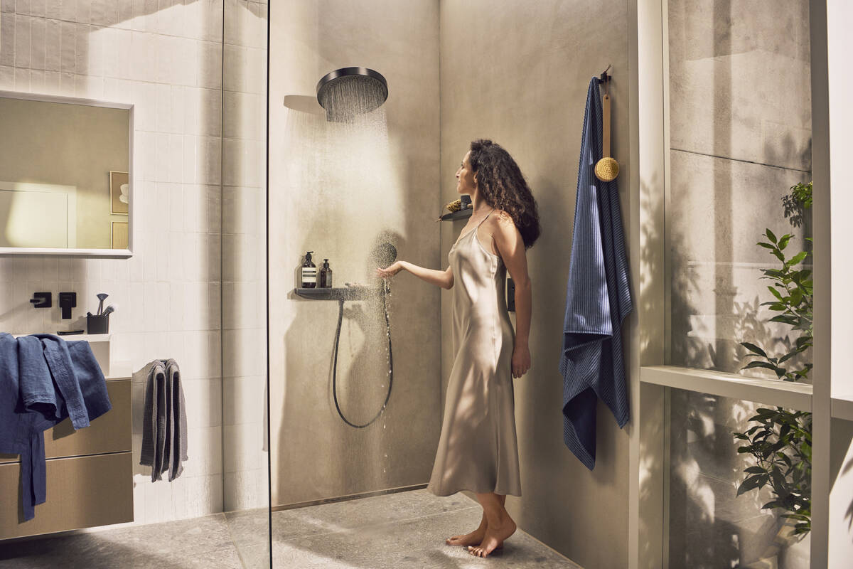 Купить Hansgrohe Rainfinity Верхний душ 360 1jet с настенным креплением черный матовый 26230670 в магазине wardena.ru