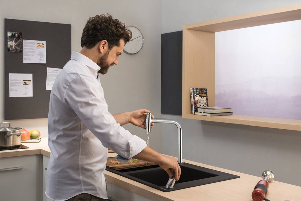 Купить Hansgrohe Metris Select M71 Кухонный смеситель на 2 отверстия однорычажный 200 с вытяжным душем 2jet sBox сталь 73818800 в магазине wardena.ru
