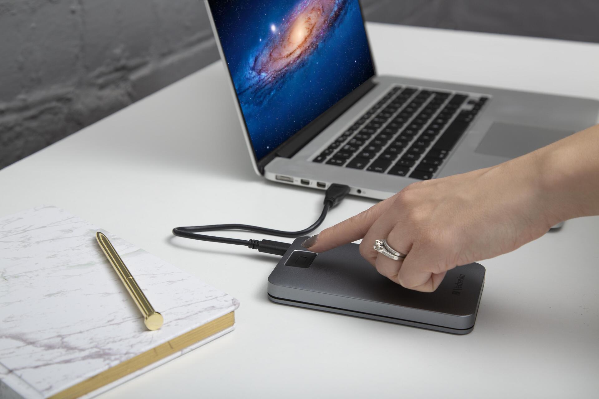 Купить Verbatim Executive Fingerprint Secure - Festplatte - verschlüsselt - 1TB - extern (tragbar) - USB 3,2 Gen 1 (USB-C Steckverbinder) - 256-Bit-AES (53652) в магазине wardena.ru