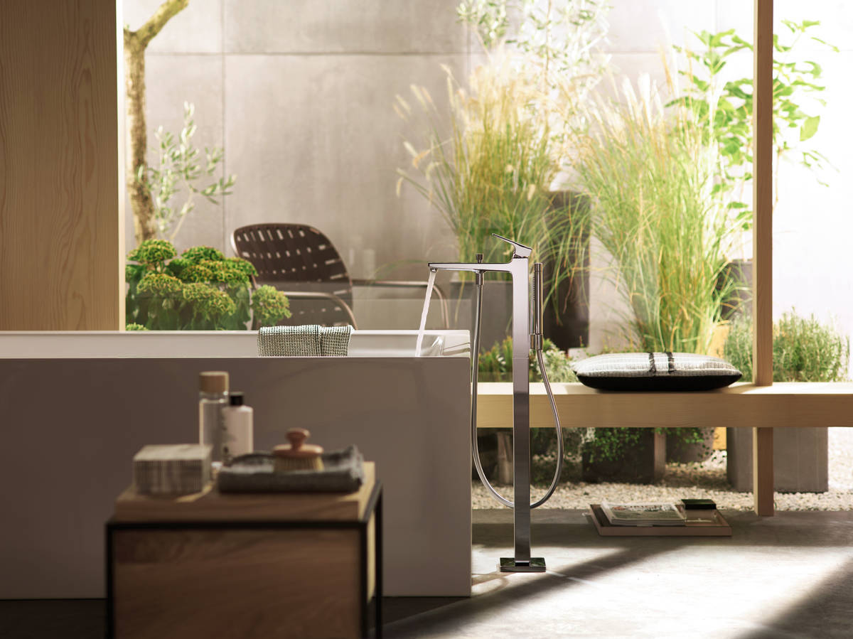 Купить Hansgrohe Metropol Смеситель для ванны однорычажный напольный с рычаговой рукояткой хром-черный матовый 32532340 в магазине wardena.ru