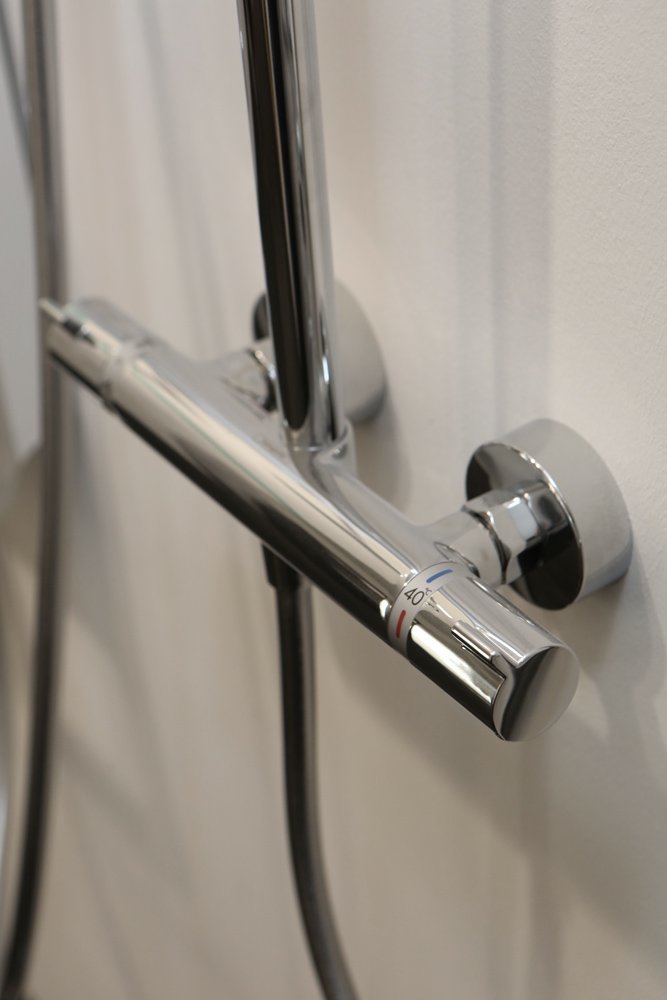 Купить Hansgrohe Raindance Select S Showerpipe 300 2jet Душевой набор с термостатом хром-белый матовый 27133400 в магазине wardena.ru