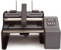 Купить PRIMERA AP362e Etikettiermaschine 100-240 VAC, Euro Plug, CE/ ermöglicht ein fast vollautomatisches Etikettieren von zylindrischen und kegelförmigen Behältern, wie z.B. Flaschen, Dosen, Gläsern oder Tuben/ für zwei Etike (074294) в магазине wardena.ru