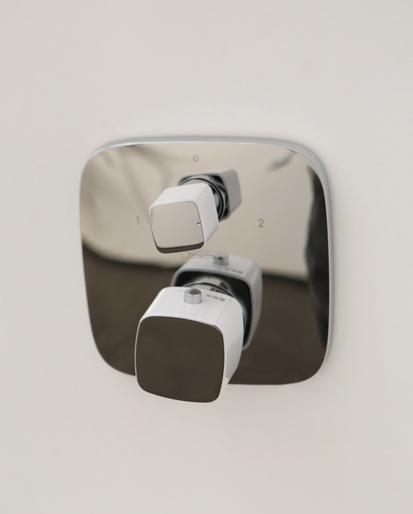 Купить Hansgrohe PuraVida Термостат с запорным/переключающим вентилем скрытого монтажа хром-белый матовый 15771400 в магазине wardena.ru