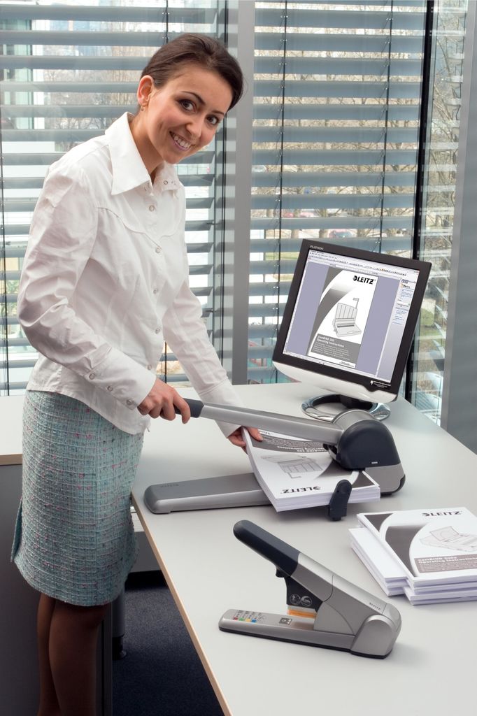 Купить LEITZ Registraturlocher/Superlocher, Stanzleistung:250 Blatt silber, Metall-Anschlagschien bis Format DIN A3, mit Abfall- (5182-00-84) в магазине wardena.ru