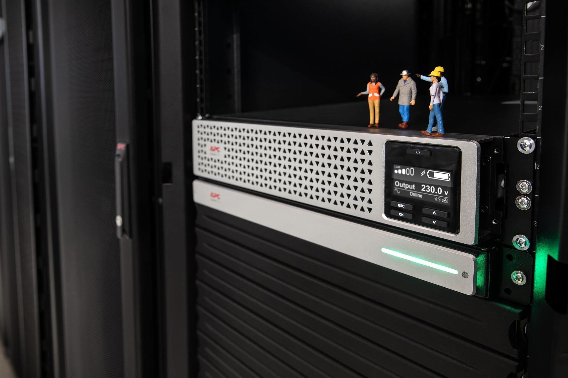 Купить APC SMART-UPS SRT LI-ION 3000VA RM ACCS Doppelwandler (Online) 2700 W 8 AC-Ausgänge (SRT3000UXI-NCLI) в магазине wardena.ru