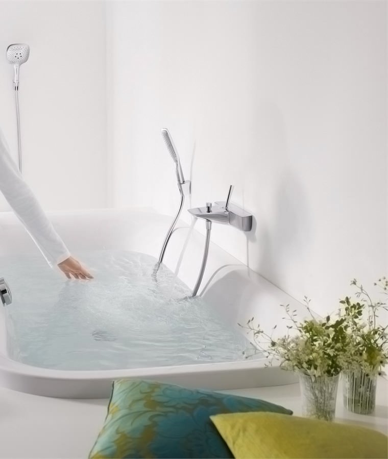 Купить Hansgrohe PuraVida Смеситель для ванны однорычажный ВМ 1/2 хром-белый матовый 15472400 в магазине wardena.ru