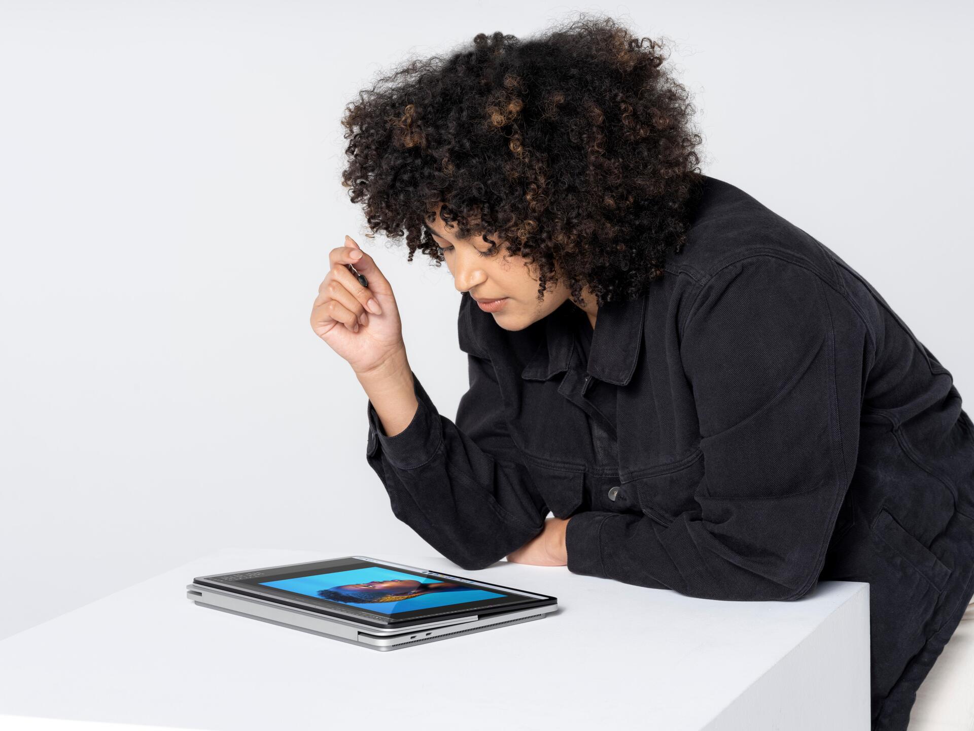 Купить Microsoft Surface Laptop Studio - Slider - Intel Core i7 11370H - Win 11 Pro - GF RTX 3050 Ti - 32 GB RAM - 1 TB SSD - 36.6 cm (14.4") Touchscreen 2400 x 1600 @ 120 Hz - Wi-Fi 6 - Platin - kommerziell (ADI-00009) в магазине wardena.ru