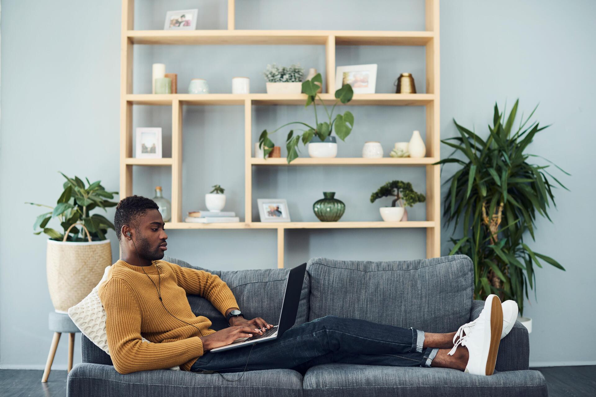 Купить Logitech Zone Wired Earbuds - Headset - im Ohr - kabelgebunden - 3,5 mm Stecker - Geräuschisolierung - Graphite - Zertifiziert für Microsoft Teams (981-001009) в магазине wardena.ru