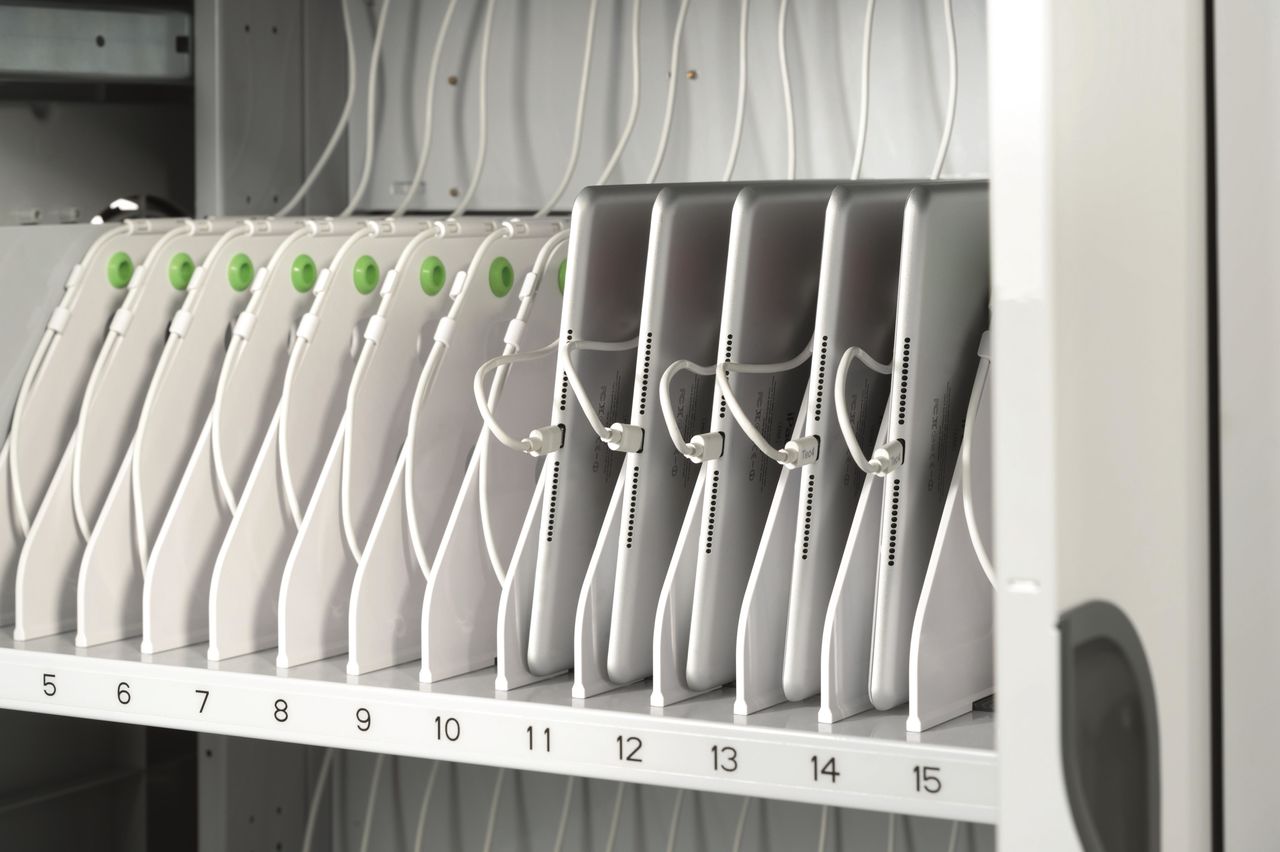 Купить PARAT PARAPROJECT Trolley i32 - Wagen (synchronisieren und laden) für 32 Tablets / 1 Notebook - verriegelbar - Grau, weiß - Bildschirmgröße: up to 33,8 cm (tablet) / up to 43,2 cm (notebook) (up to 13.3" (tablet) / up to (832.530.999) в магазине wardena.ru