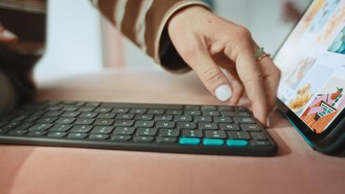 Купить Logitech FLIP FOLIO - GRAPHITE - DEU IPAD PRO and AIR 13 INCH (920-013382) в магазине wardena.ru