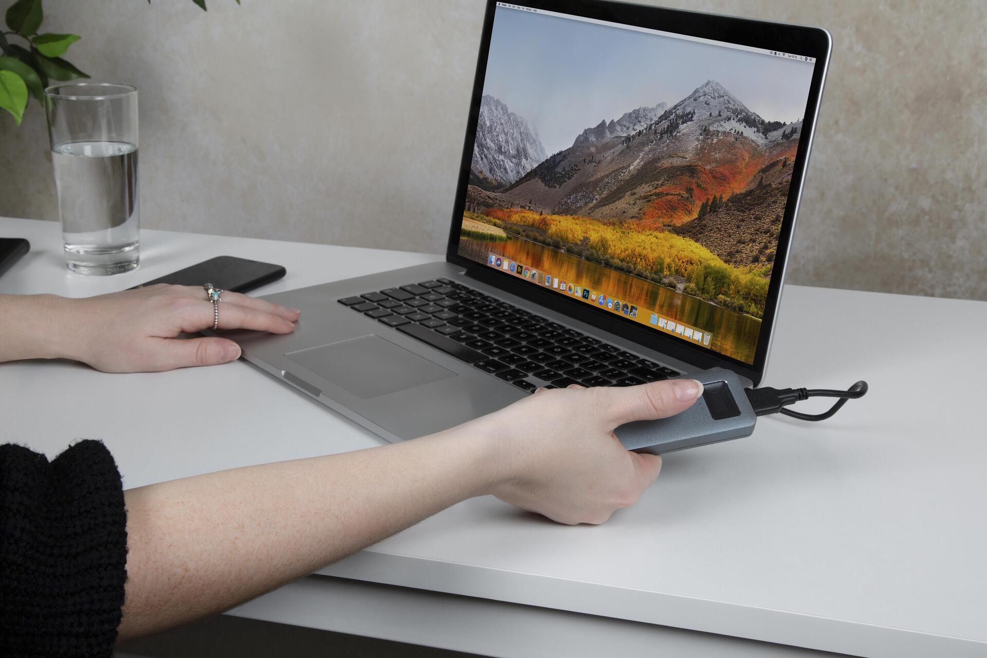 Купить Verbatim Executive Fingerprint Secure - SSD - verschlüsselt - 1TB - extern (tragbar) - USB 3,2 Gen 1 (USB-C Steckverbinder) - 256-Bit-AES (53657) в магазине wardena.ru