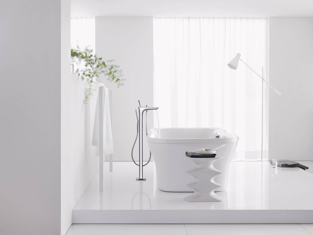 Купить Hansgrohe PuraVida Смеситель для ванны однорычажный напольный 1/2 хром-белый матовый 15473400 в магазине wardena.ru