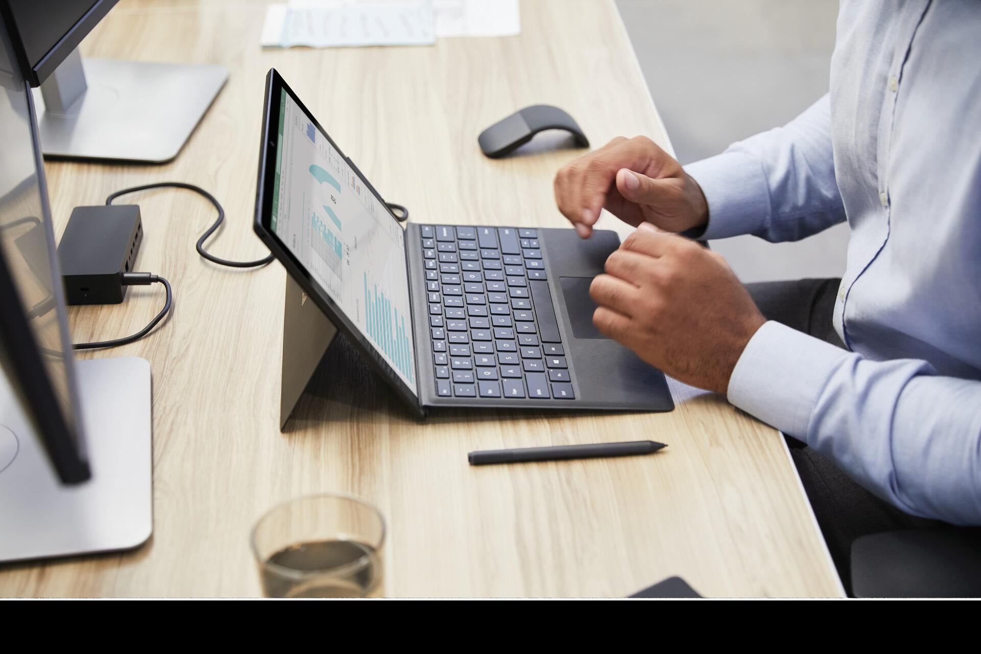 Купить Microsoft Surface Pro Signature Type Cover - Tastatur - mit Trackpad - hinterleuchtet - Englisch - Eisblau - kommerziell - für Surface Pro 7 (FFQ-00127) в магазине wardena.ru