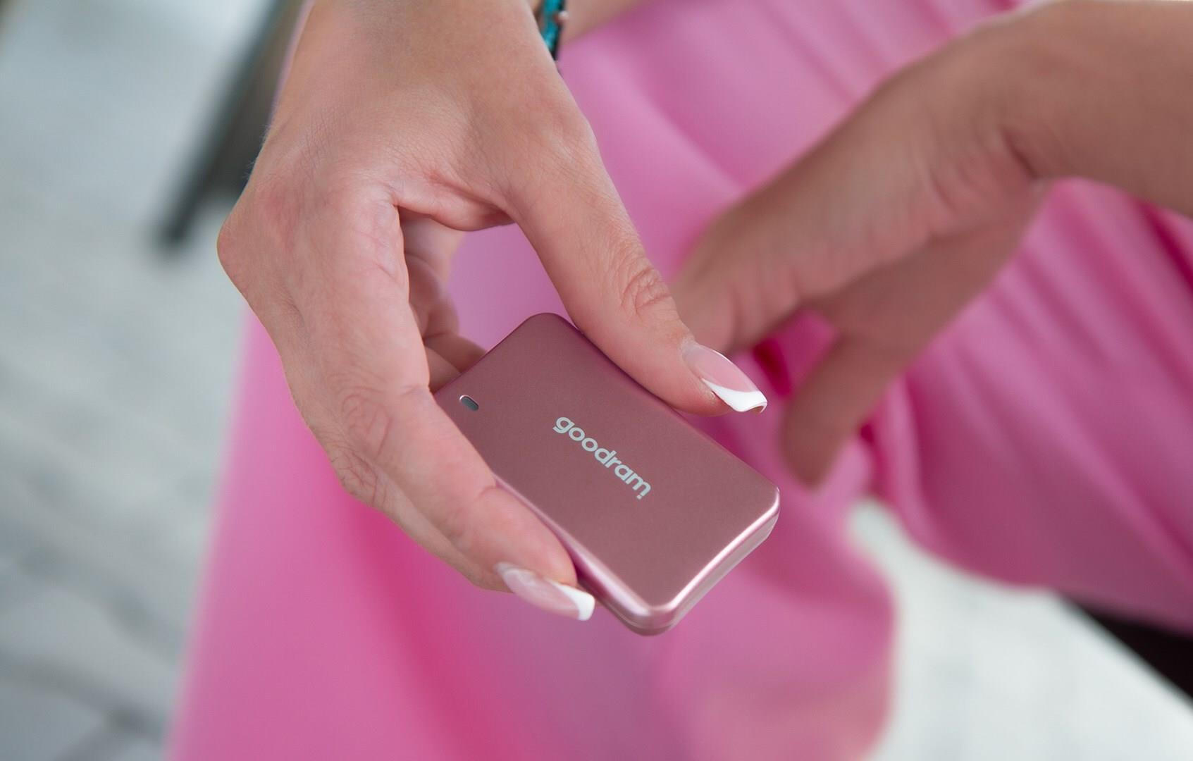 Купить Goodram SSDPR-HX200-2K0-RG Externes Solid State Drive 2 TB USB Typ-C USB 3.2 Gen 2x2 Roségold (SSDPR-HX200-2K0-RG) в магазине wardena.ru